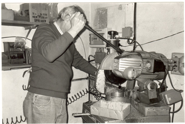 Mondonico cutting a tube